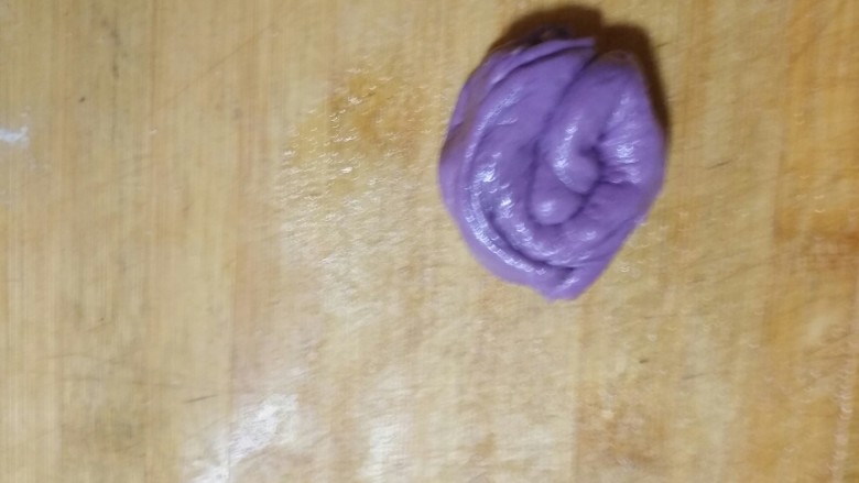 红薯紫薯发面饼,卷成小剂子