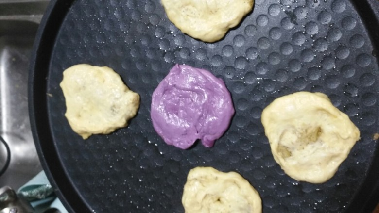 红薯紫薯发面饼,都放锅里，下次放磨具里