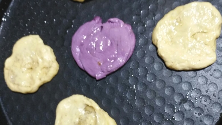 红薯紫薯发面饼,面饼上放油