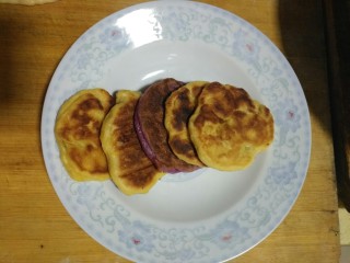 红薯紫薯发面饼,出锅，很软，平时我做的饼很硬，这次不是，很软和配玉米面粥很好吃