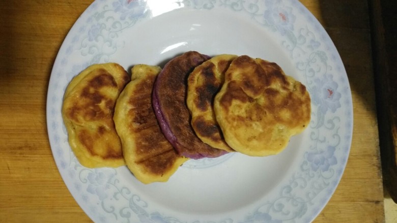 红薯紫薯发面饼,出锅，很软，平时我做的饼很硬，这次不是，很软和配玉米面粥很好吃