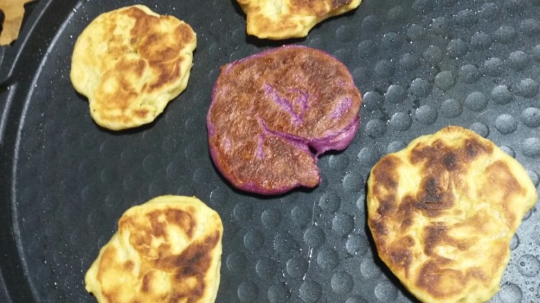 红薯紫薯发面饼,熟了一面，翻面