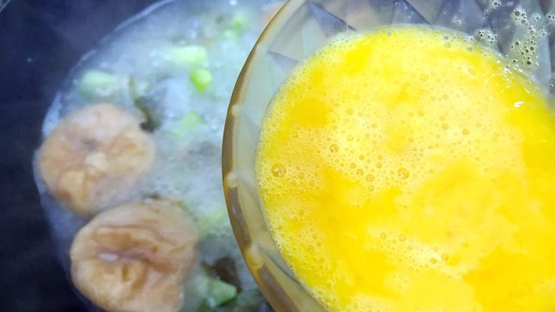 暖冬系列の普普通通一碗家常暖心汤,加入鸡蛋液，熄火