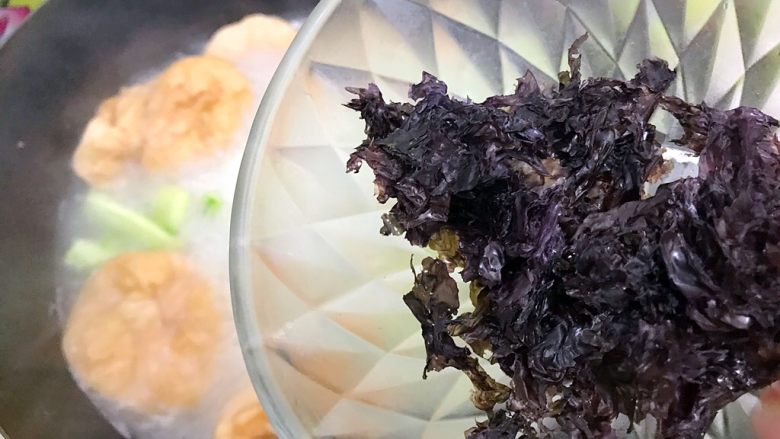 暖冬系列の普普通通一碗家常暖心汤,加入紫菜