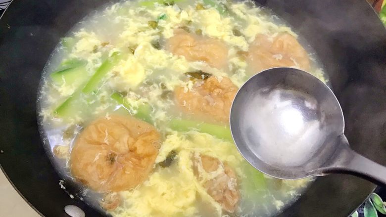 暖冬系列の普普通通一碗家常暖心汤,用勺子搅拌均匀，撒上小葱，即可