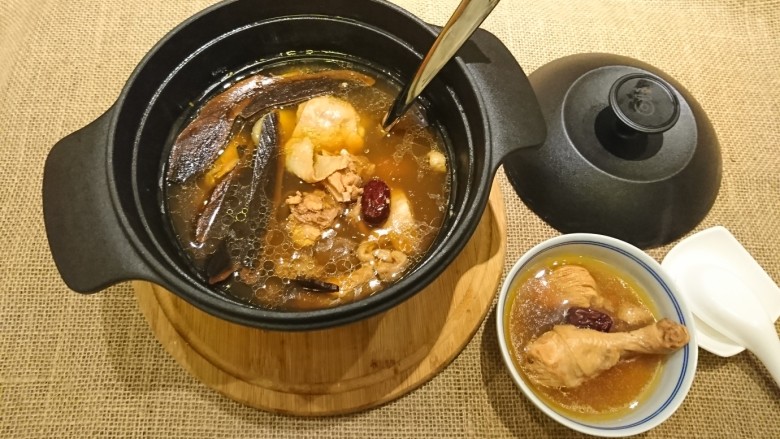 灵芝淮杞红枣煲鸡,一般港式煲湯是不吃裡頭的湯料的！但是這個雞肉好嫩好軟好好吃！