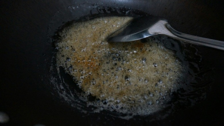 甜酒冲蛋配汤圆,耐心等待，不停地滑动锅铲，保证均匀受热，同时，观察锅内变化，出现焦糖的色的时候，就可以开始准备下炸好的汤圆；