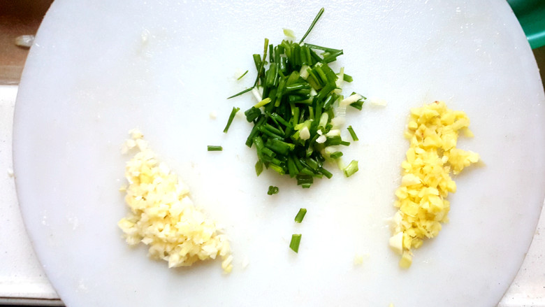 ☺蓝瘦香菇☺,把葱，姜，蒜切碎。