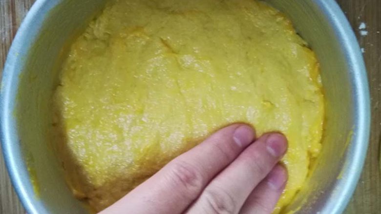 简单，简单到有点过分 这种早餐你肯定没试过,南瓜面团倒入模具中，表面轻轻刷点油，用手按压整理到表面平整。