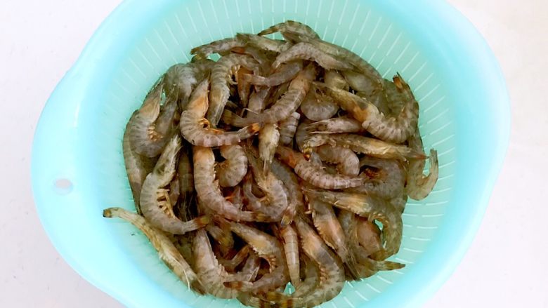 椒盐基围虾,逐一剪好基围虾清洗干净，沥干水分