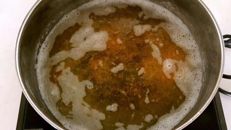 椒盐基围虾,把锅里的油继续加热