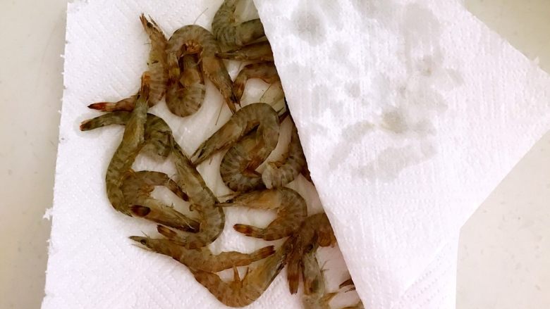 椒盐基围虾,把腌制好的基围虾用厨房用纸吸去多余的水分