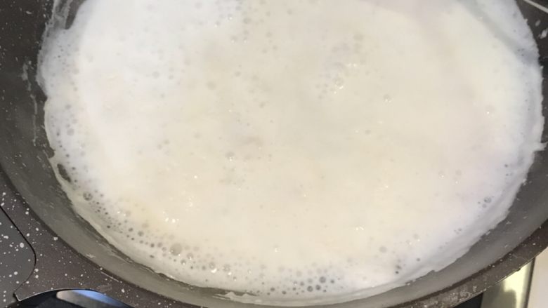 炸牛奶,搅拌均匀，开火慢慢熬制浓稠