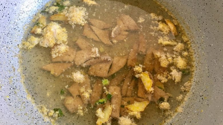 腐皮猪肝汤,加入水煮沸