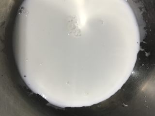 芒果慕斯,牛奶加入奶锅中
