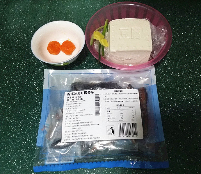 蟹黄豆腐烩红极参,备好食材
