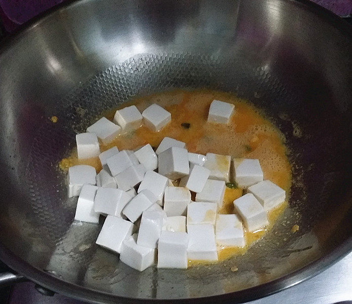 蟹黄豆腐烩红极参,加点清水煮开放入豆腐加盖大火、煮开转小火再煮个2~3分钟