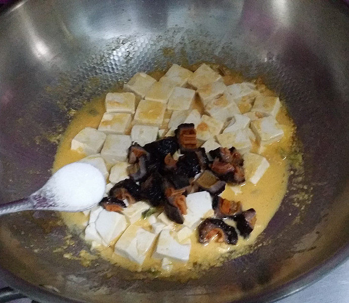 蟹黄豆腐烩红极参,下入红极参、再根据咸淡来点食盐调味