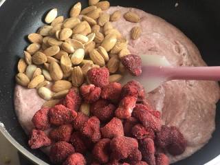 草莓牛轧糖,搅匀后加入巴旦木，和剩下的75克草莓脆