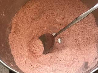 草莓牛轧糖,把30克草莓加奶粉一起，料理机打成粉，如果没有料理机，直接买成品30克草莓粉即可。