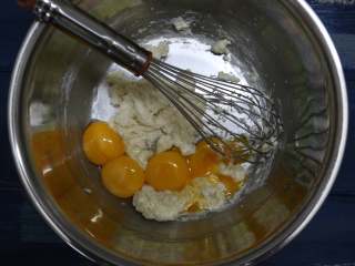 蜜肠戚风,加入4个蛋黄，一字法拌匀，因为面糊有点偏干，加入蛋黄后会比较难拌匀，给一点耐心