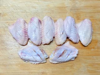 美味烤鸡翅,先将鸡翅清洗干净，用刀划两刀，两面都要划，这样更容易入味。