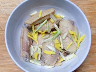 美味烤鸡翅,将鸡翅控干水分放入大碗中，加入葱姜蒜。
