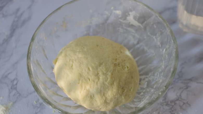 百财饺子,面粉中，再加入清水，同样揉成白色面团。加盖保鲜膜，醒20分钟