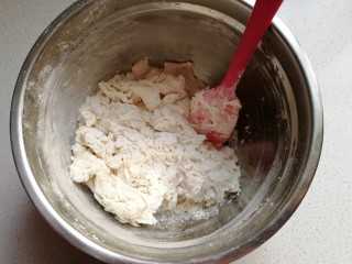 中种酸奶排包,然后加入面粉中先搅拌成棉絮状，
