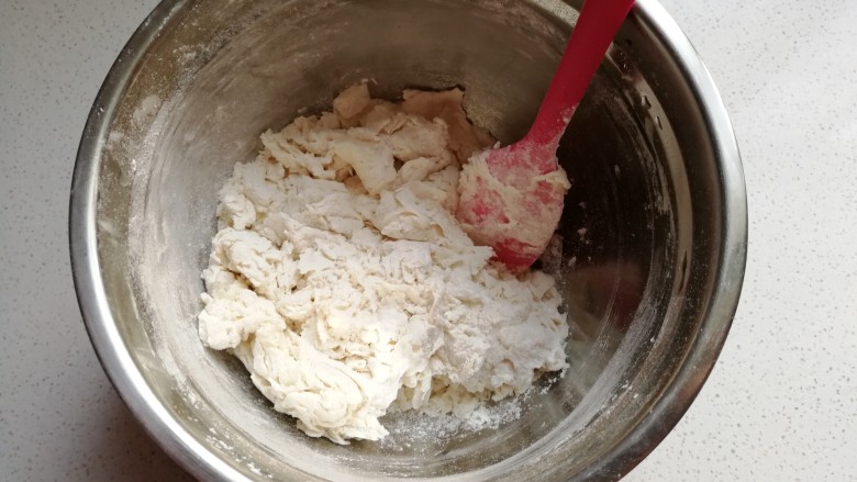 中种酸奶排包,然后加入面粉中先搅拌成棉絮状，
