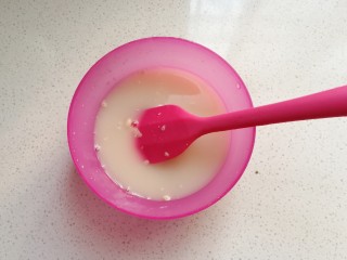 中种酸奶排包,先做中种：酵母先用清水化开；