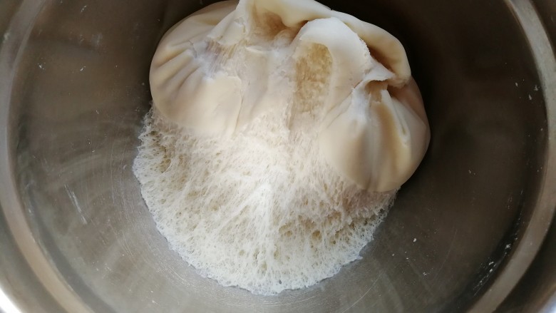 中种酸奶排包,发酵至内部呈蜂窝状即可；