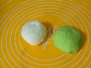 百财饺子,取同样大小的白色面团和绿色面团各一块。