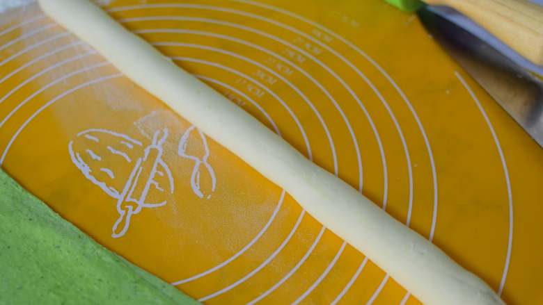 百财饺子,白色面团揉成细的圆柱形。