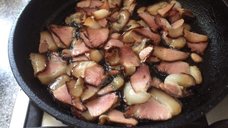 厨房挑战／荤菜／尖椒炒腊肉,锅中倒入适量油炒腊肉。
