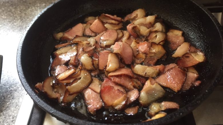厨房挑战／荤菜／尖椒炒腊肉,炒到出油为止。