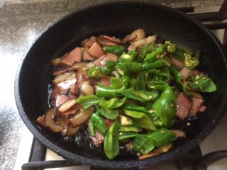 厨房挑战／荤菜／尖椒炒腊肉,放入辣椒。