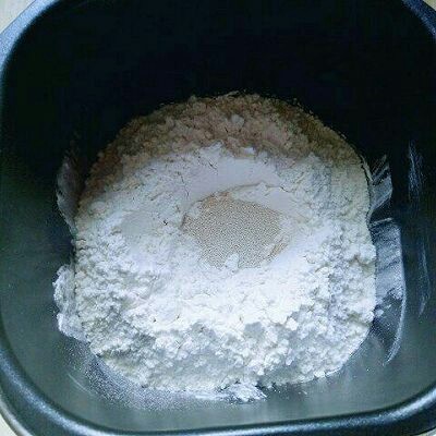 椰蓉吐司面包,最后再面粉的顶端挖个小洞，(不要挖到液体) 把酵母粉倒入挖好的洞洞里。再用旁边的面粉将酵母粉盖上。