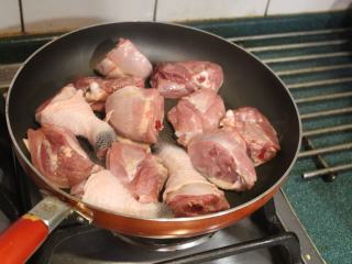 梅子鸡,鸡肉洗净拭干，平底锅干锅加热后将鸡皮面朝下放入锅内，干煎至鸡皮出油微微焦黄。