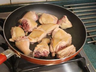 梅子鸡,翻面再稍稍煎一下，起锅备用。先将鸡皮煎过，可以减去鸡肉腥味，也让鸡皮更为好吃。