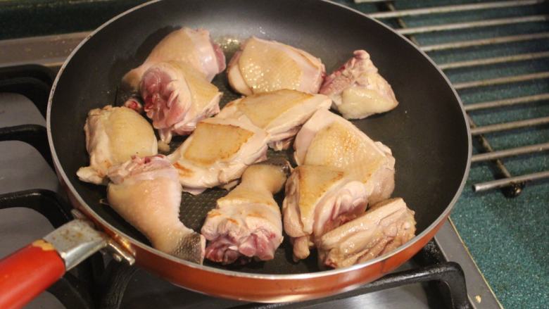 梅子鸡,翻面再稍稍煎一下，起锅备用。先将鸡皮煎过，可以减去鸡肉腥味，也让鸡皮更为好吃。