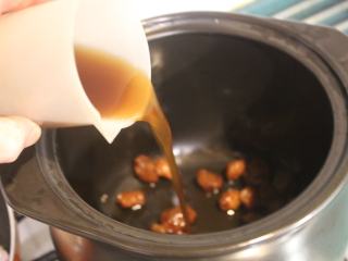 梅子鸡,将梅子放入炖锅，倒入梅汁。