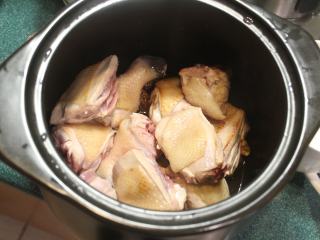 梅子鸡,将煎好的鸡肉摆入炖锅。