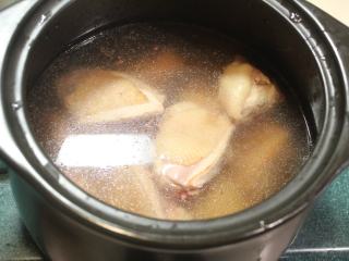 梅子鸡,倒冷水至盖过鸡肉。