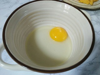 鸡蛋炒馒头,鸡蛋打入碗
