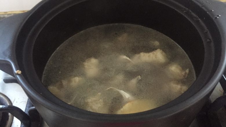 牛腩土豆汤,倒入砂锅。