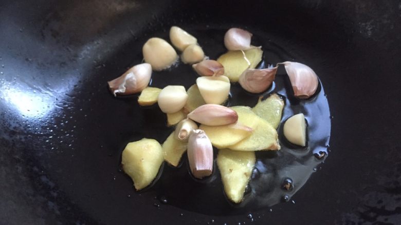 牛腩土豆汤,在放几粒不去皮的炒均匀。