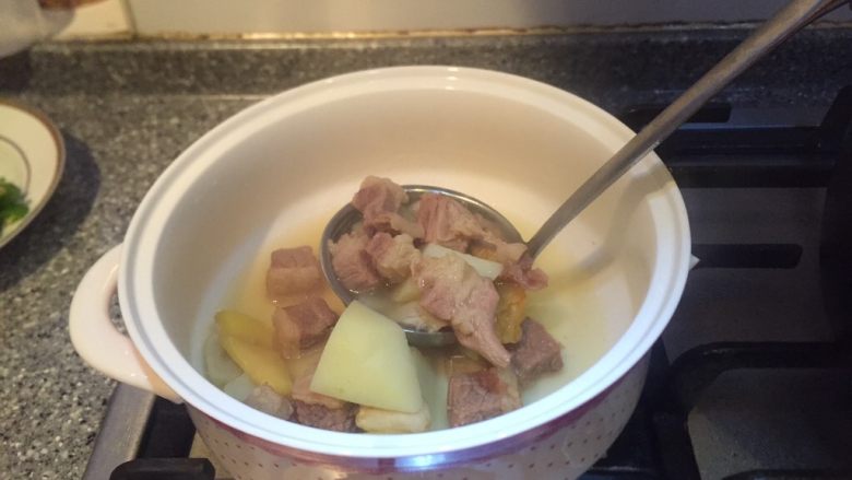 牛腩土豆汤,成入盆中。