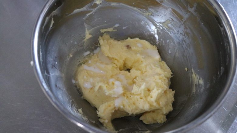 奶油奶酪红丝绒杯子蛋糕,打发至体积变大，加入淡奶油
