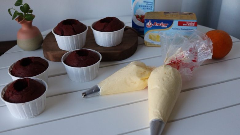 奶油奶酪红丝绒杯子蛋糕, 准备好杯子蛋糕、奶油奶酪